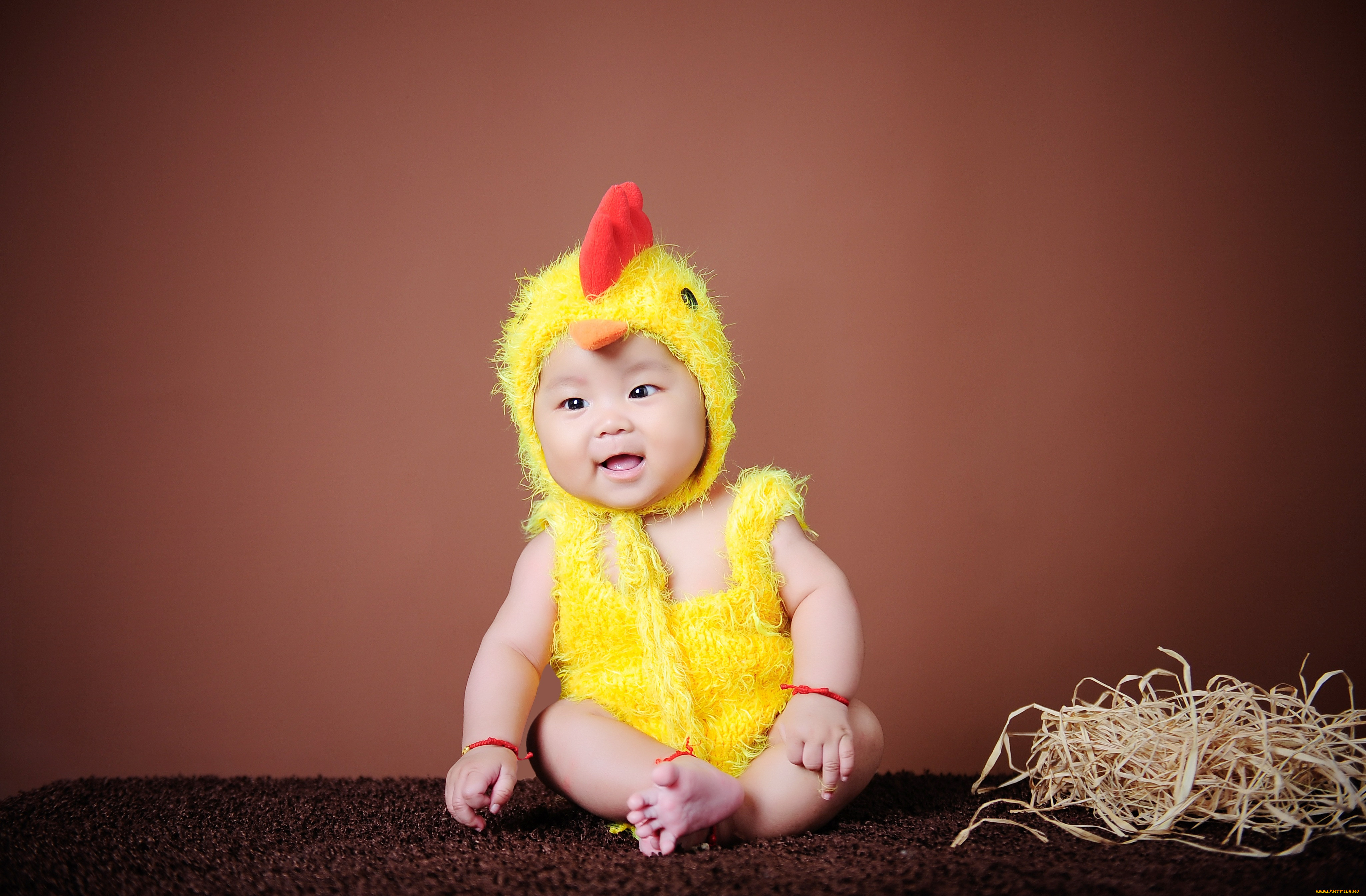 Baby in yellow. Малыш желтый. Младенец в желтом. Малыш в жёлтом милый. Желтые картинки для малышей.